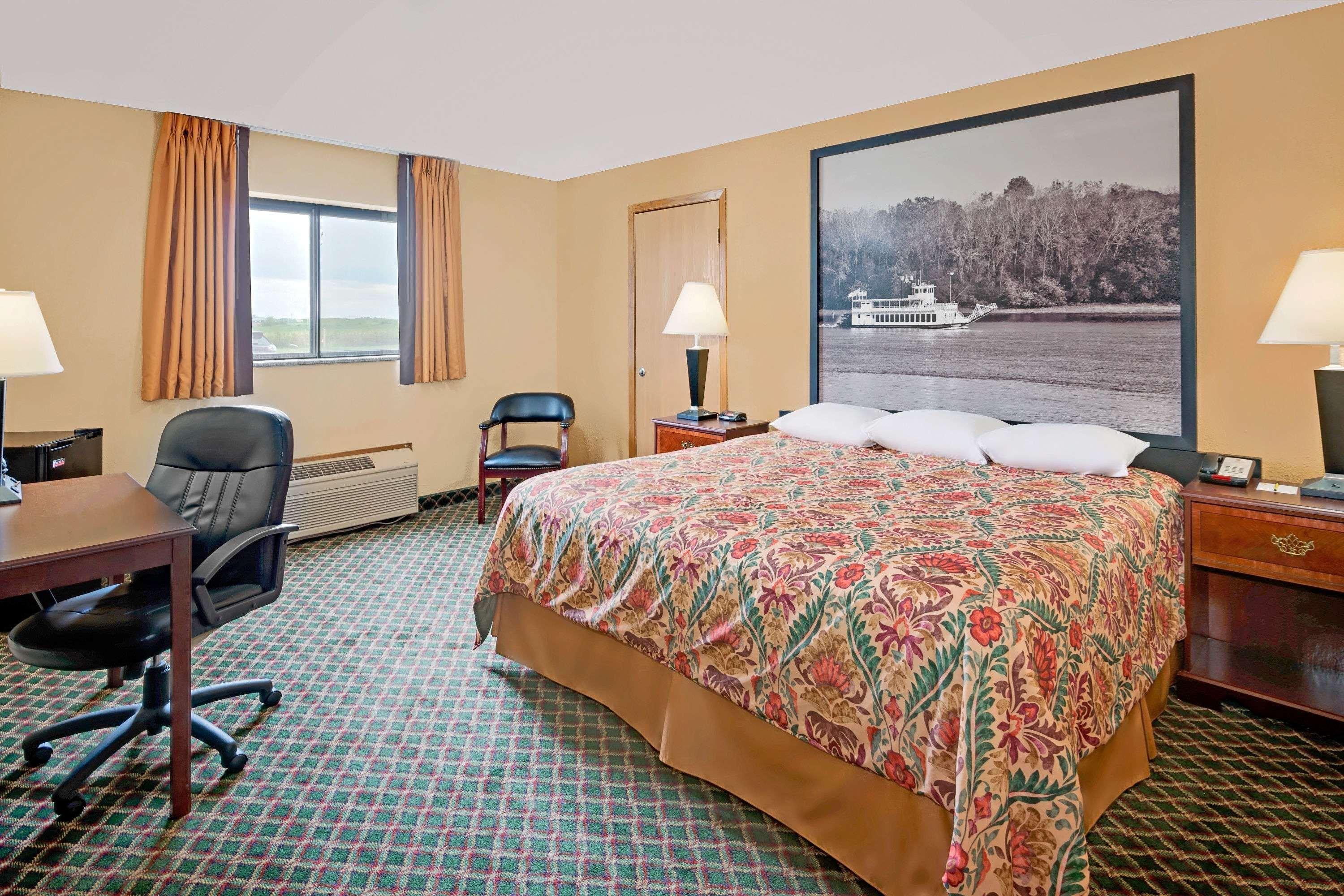 Super 8 By Wyndham Iowa Falls Екстериор снимка