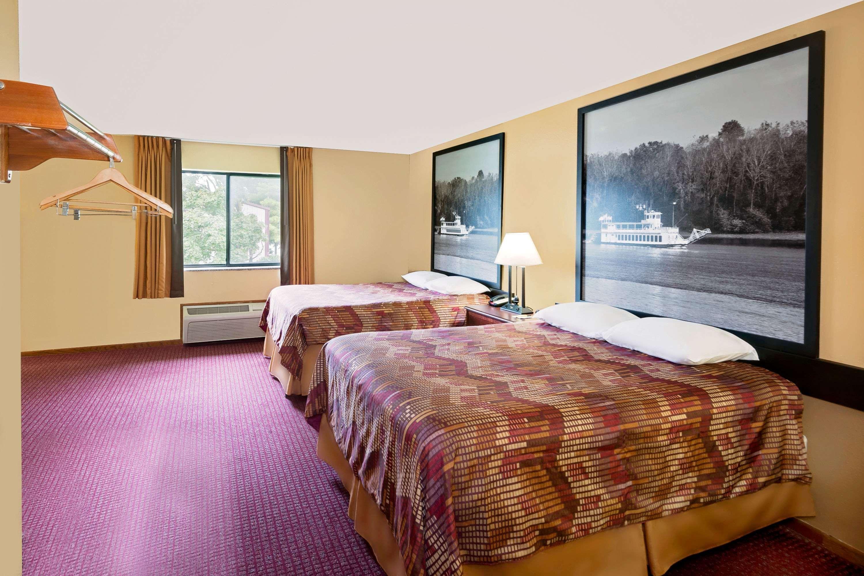 Super 8 By Wyndham Iowa Falls Екстериор снимка