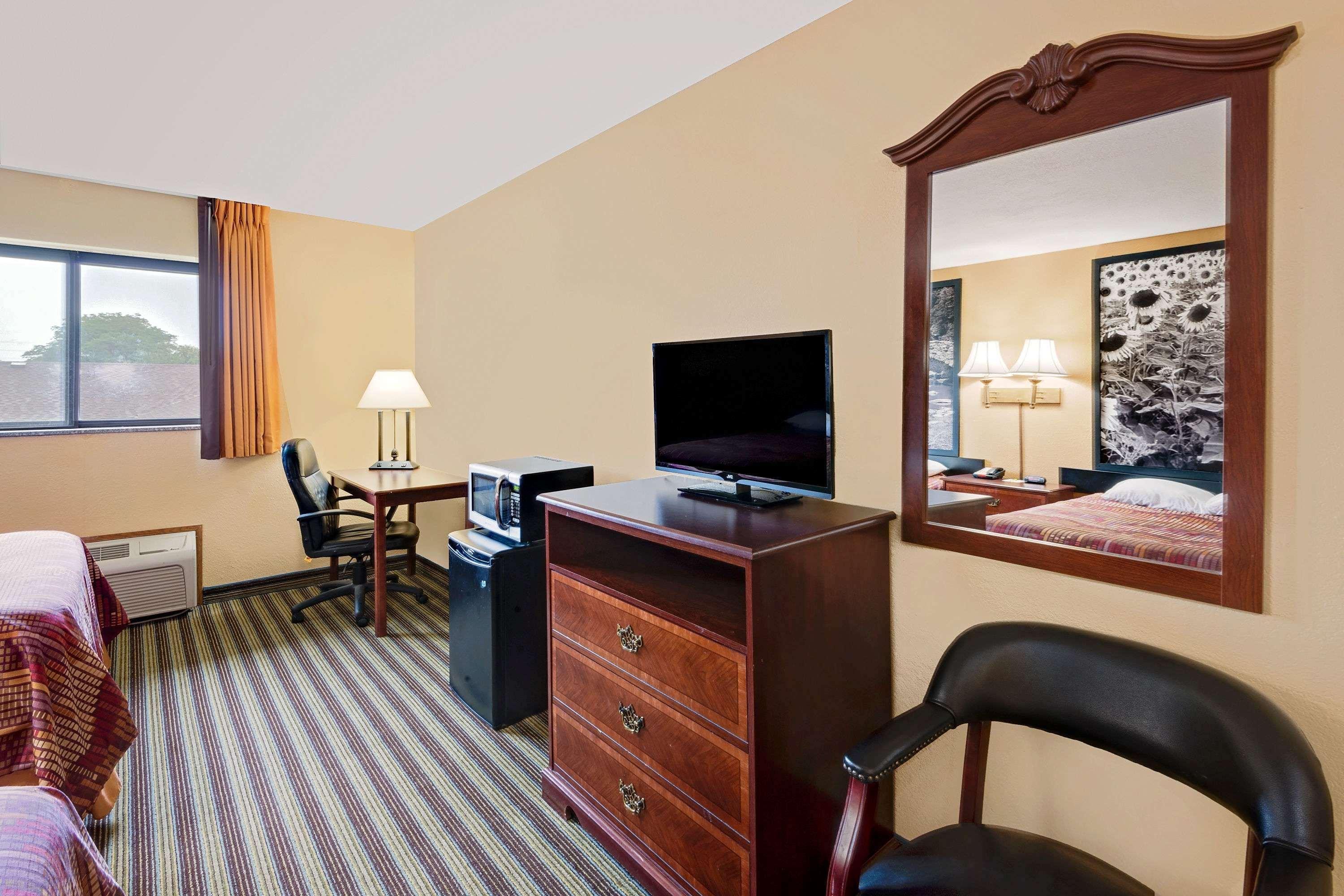 Super 8 By Wyndham Iowa Falls Екстериор снимка