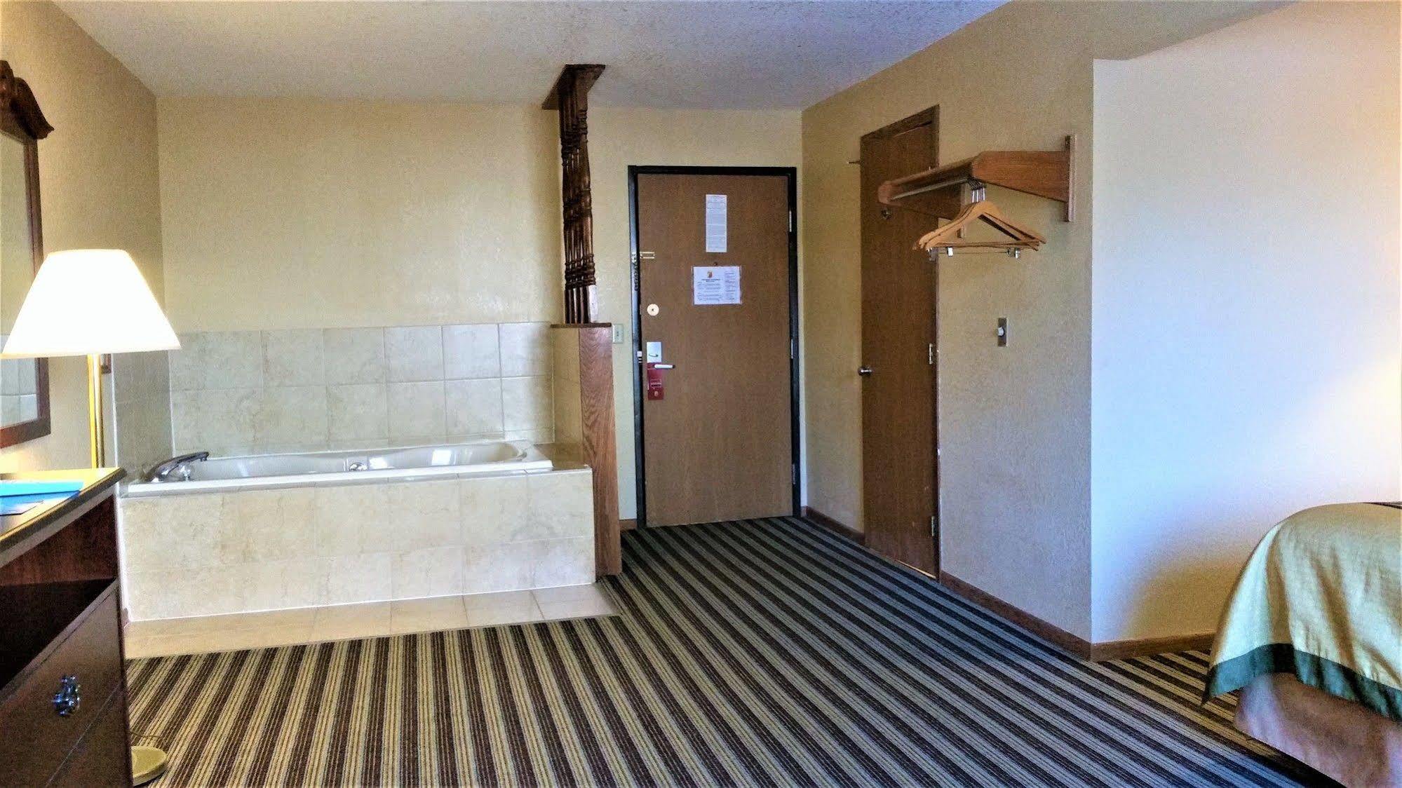 Super 8 By Wyndham Iowa Falls Екстериор снимка
